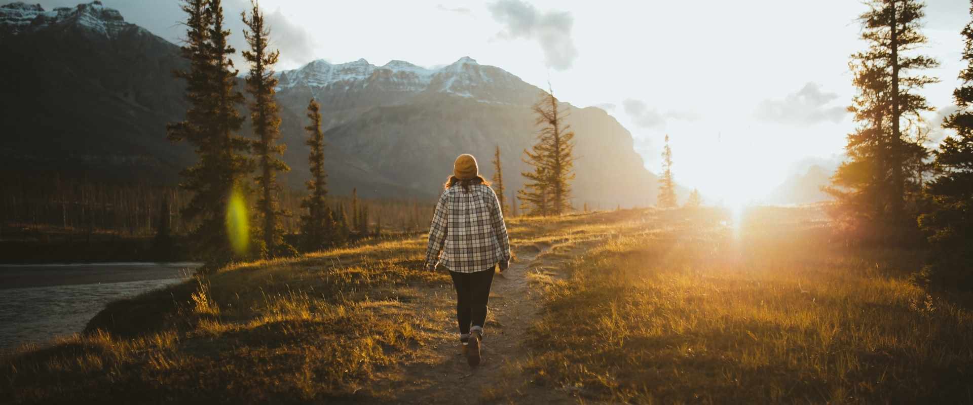 Femme se promenant en nature en introspection symbolisant la perte de repères et le besoin de ralentir pendant une transition énergétique
