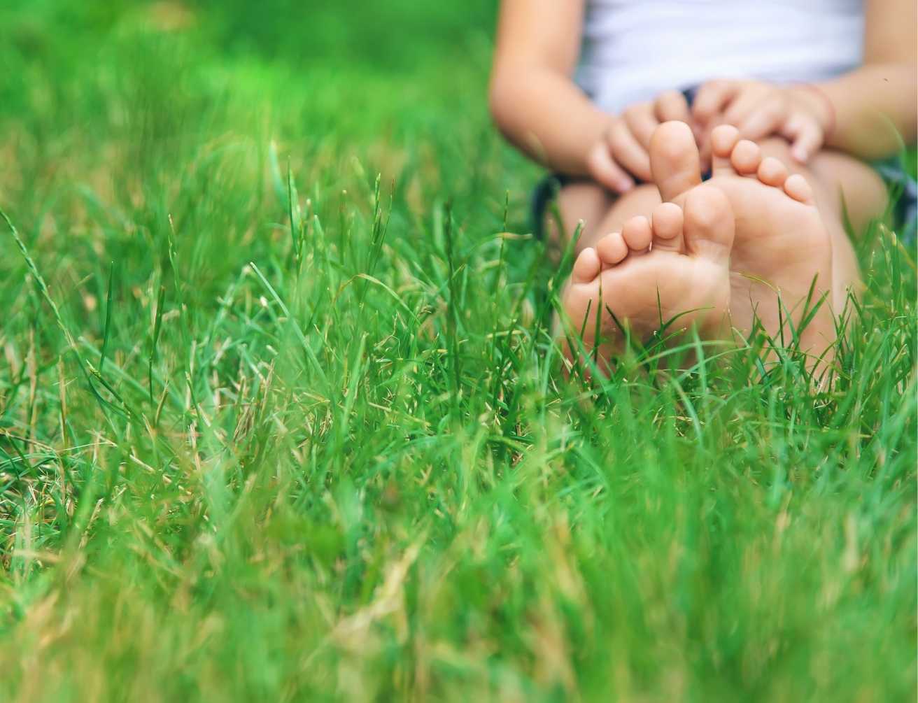 Réalignement énergétique – retrouver son ancrage pendant la transformation Femme en méditation ancrée symbolisant le réalignement énergétique et le retour à soi pendant une transition de conscience