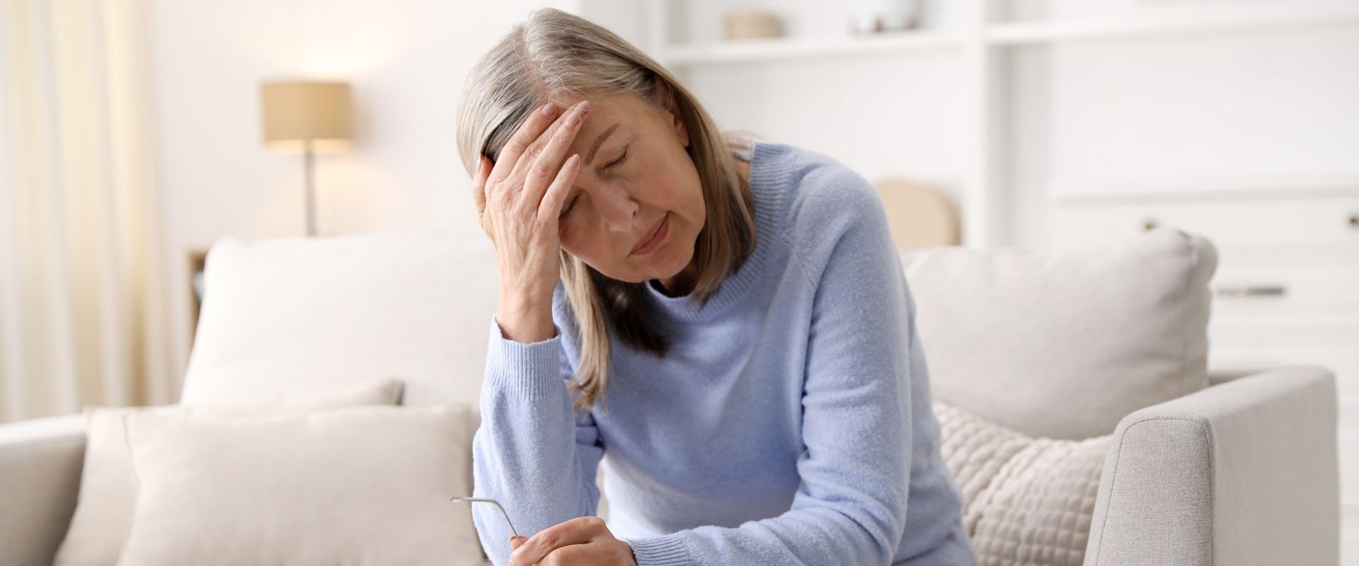 Femme fatiguée le matin, fatigue inexpliquée malgré une bonne nuit de sommeil